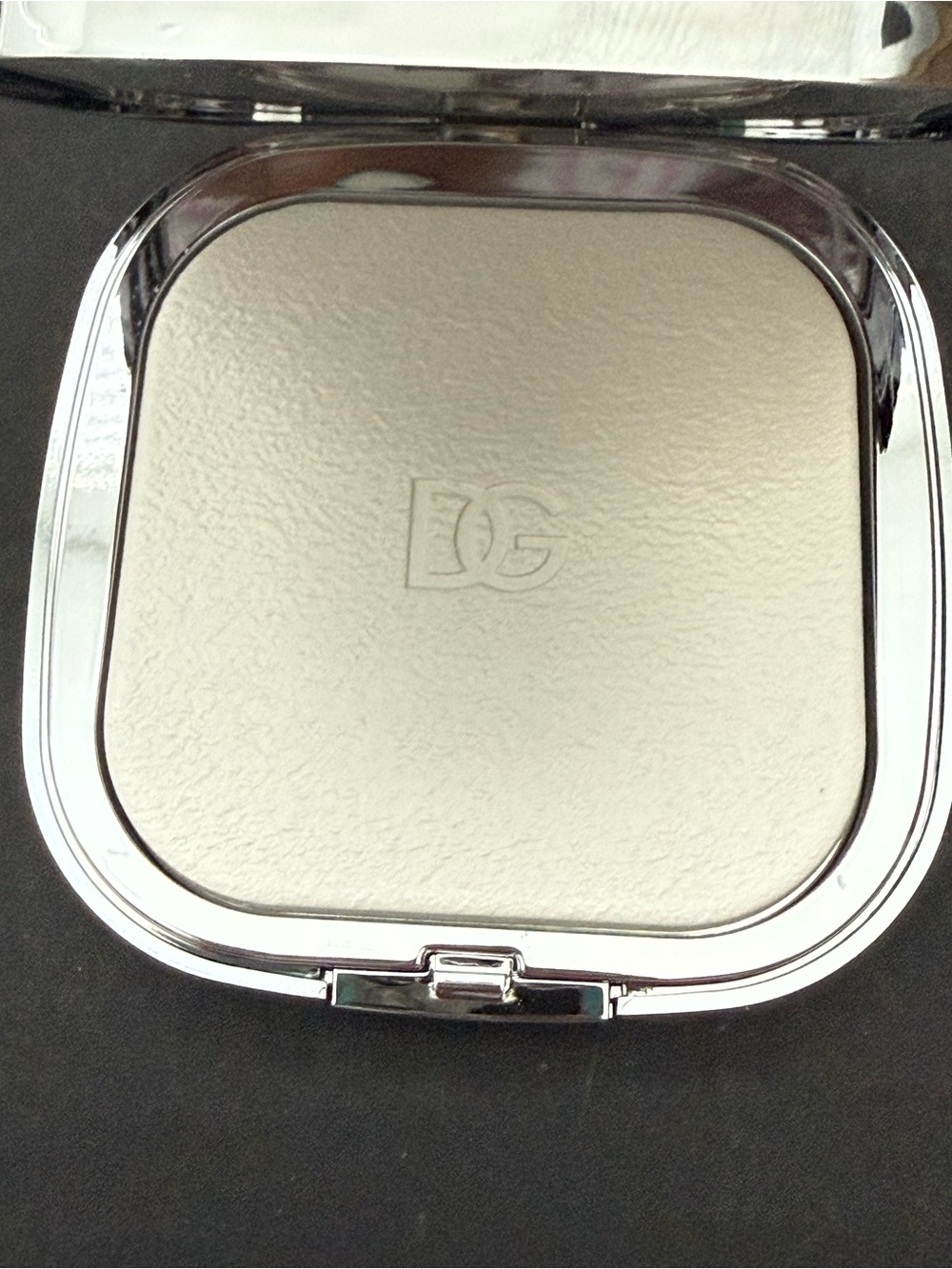 Dolce & Gabbana Skin Beautifier Blurring Powder - Picture 5 of 11